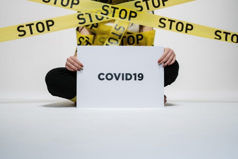 Omicron: czy będą obostrzenia w związku z nowym wariantem Covid-19?
